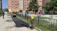 ДРСУ Администрации города Сухум проводит ямочный ремонт в жилом массиве Гумиста
