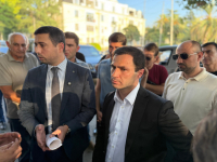 Мэр Сухума Тимур Агрба провел переговоры с водителями такси, собравшимися на Площади Свободы в Сухуме