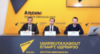 В Сухуме было открыто восемь спортплощадок, столица получила три кареты скорой медпомощи и два школьных автобуса в рамках благотворительной программы движения "Россия Молодая", рассказал в пресс-центре Sputnik глава города Тимур Агрба