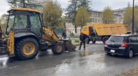 Коммунальные службы очищают наносы гравия на асфальт на дорогах Сухума