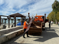 На набережной Диоскуров в Сухуме продолжается демонтаж торговых объектов